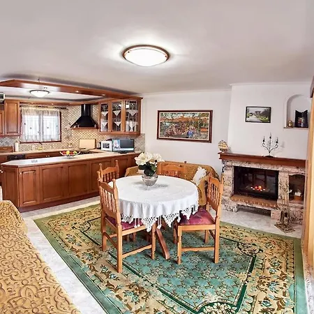 Appartement τρίτου ορόφου στην δαύλεια με θέα *