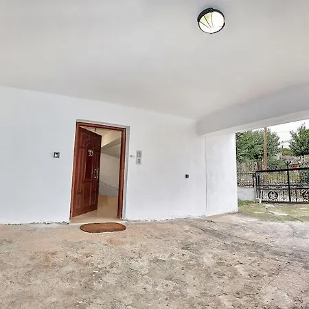 Appartement τρίτου ορόφου στην δαύλεια με θέα