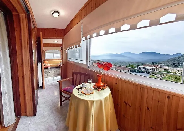 Apartment τρίτου ορόφου στην δαύλεια με θέα